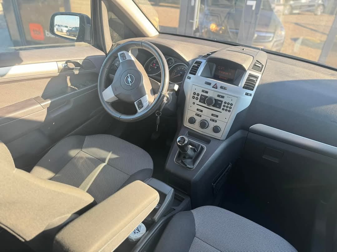 
								OPEL ZAFIRA 2012 full									